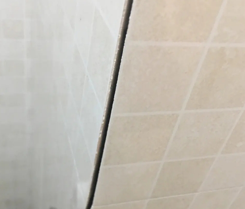 宁强瓷砖空鼓维修公司分享阳台瓷砖脱落的修复过程可以分为以下几个步骤