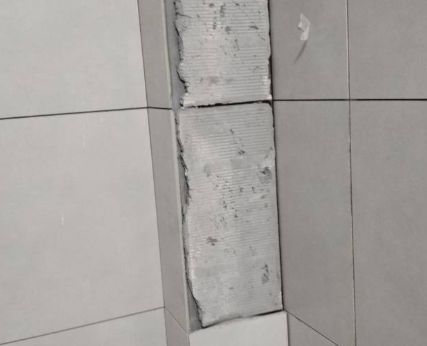 宁强瓷砖空鼓维修公司分享下瓷砖施工前基层浇水润湿程度不足，可能导致以下问题