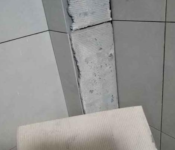 宁强瓷砖空鼓维修公司分享下厨房瓷砖脱落的补救措施。